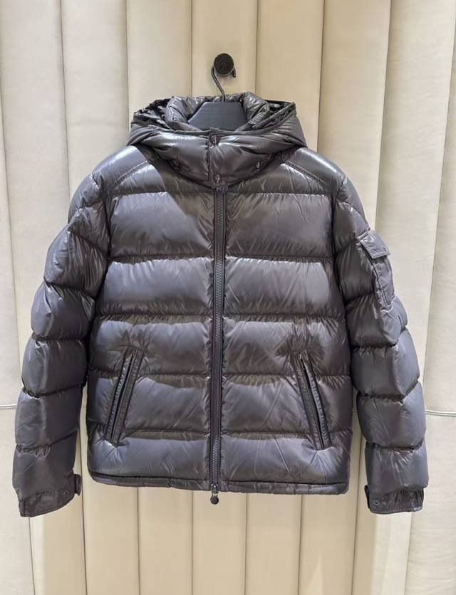 调价格p Moncler Maya短款连帽男士羽绒服夹克外套.年度最佳配色,限定灰色.0色差推送.就连拉链都是0色差.柜台实拍参考.