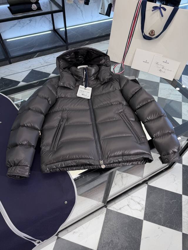 调价格p Moncler Maya短款连帽男士羽绒服夹克外套.年度最佳配色,限定灰色.上身感受吧,这个配色太高级了.更多细节实拍.