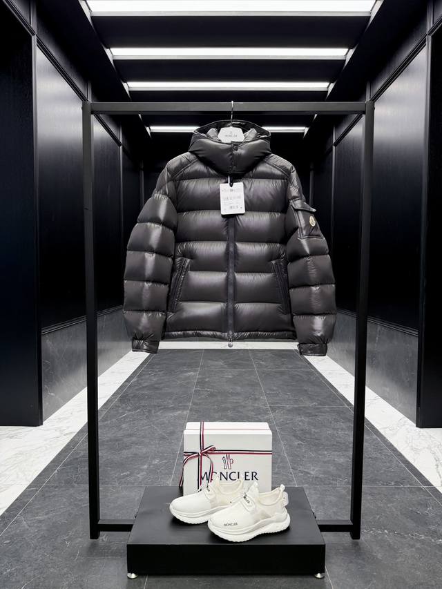 调价格p 特级羽绒Moncler Maya短款连帽男士羽绒服夹克外套.连帽可脱卸.经典Maya 年度最佳配色限定深灰色 高级,太高级了这个配色.柜台在售最新经典