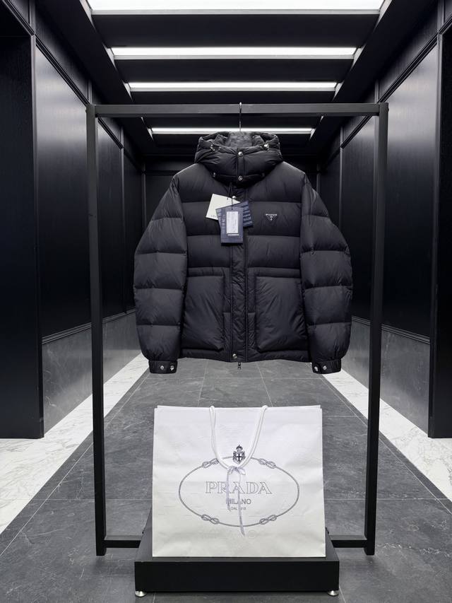 特级羽绒prada三角徽章3D绗缝连帽羽绒外套.连帽可脱卸,可变立领夹克.鹅绒填充.超轻超软抗撕裂尼龙面料.上身体验极致轻便. 出厂标配超大手提购物袋，原版尼龙