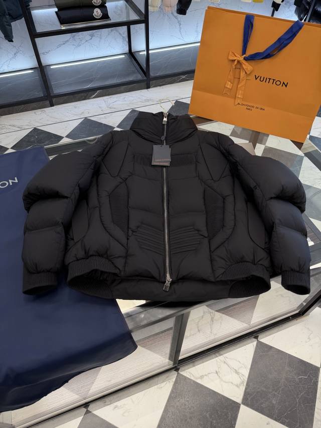 Louis Vuitton Lv2025全新重工机甲风立领羽绒外套.更多细节实拍.