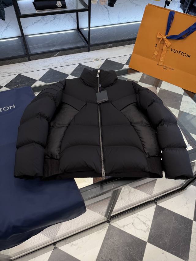 Louis Vuitton Lv2025全新重工异型裁剪机甲风拼接Monogram老花立领羽绒外套.更多细节实拍.