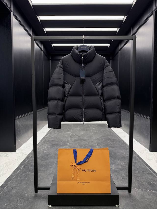 特级羽绒 Louis Vuitton Lv2025全新重工机甲风拼接Monogram老花立领羽绒外套.鹅绒填充.内里铺陈Monogram老花内衬.极致重工单品.