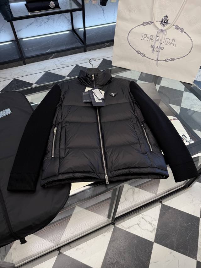 prada经典针织拼接羽绒外套.软尼龙面料.上身更佳轻便舒适.更多细节实拍.