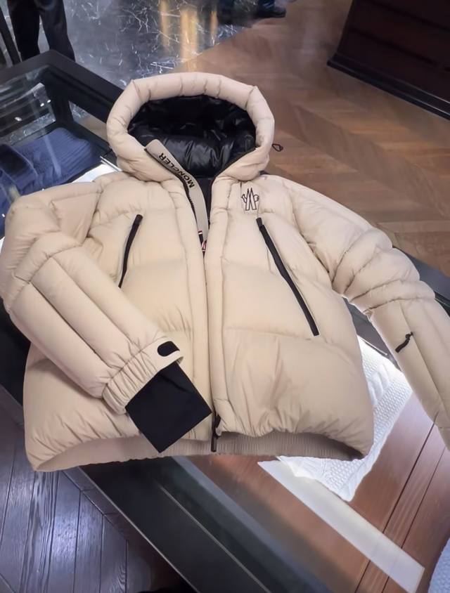 Moncler Grenoble Cherferie柜台实拍展示.