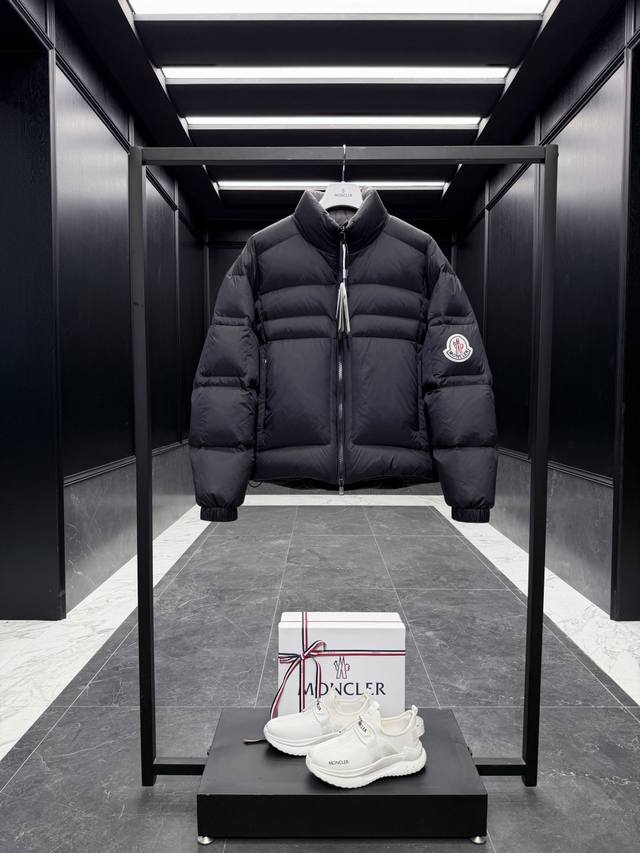 特级羽绒Moncler 1952欧洲限定短款男士羽绒夹克外套.鹅绒填充.原厂替换面料原厂配套五金. 这款短款羽绒服配有内部肩带,在升温时可以将夹克作为背包携带.