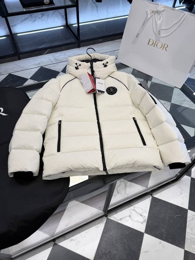 Dior迪奥 × 迪桑特 Descente限定Ski系列纯色连帽Logo标贴滑雪系列羽绒外套.更多细节实拍.