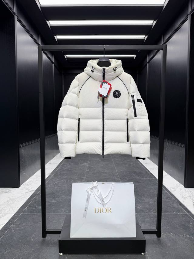 特级羽绒Dior迪奥 X 迪桑特 Descente限定Ski系列纯色连帽Logo标贴滑雪系列羽绒外套.鹅绒填充.配有Recco搜救器. 出厂标配西装收纳袋，柜台