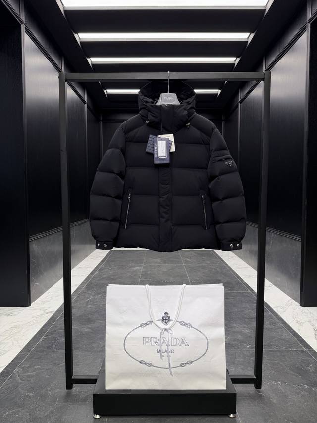 特级王者prada立体字母门襟,三角徽章袖标短款男士羽绒服夹克外套.全新黑武士系列.面料控必入单品.面料自然垂感抗褶皱.极致工整免熨烫.鹅绒填充. 出厂标配超大