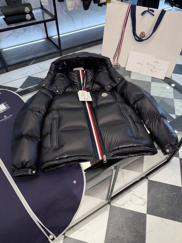 Moncler Montbeliard 渠道臻品.贸易公司订单 短款男士羽绒服夹克外套.更多细节实拍.