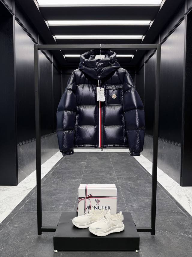 特级羽绒Moncler Montbeliard限定配色皇室蓝色.下单请备注颜色 渠道臻品.贸易公司订单 短款男士羽绒服夹克外套.连帽可脱卸,可变立领夹克. 渠道