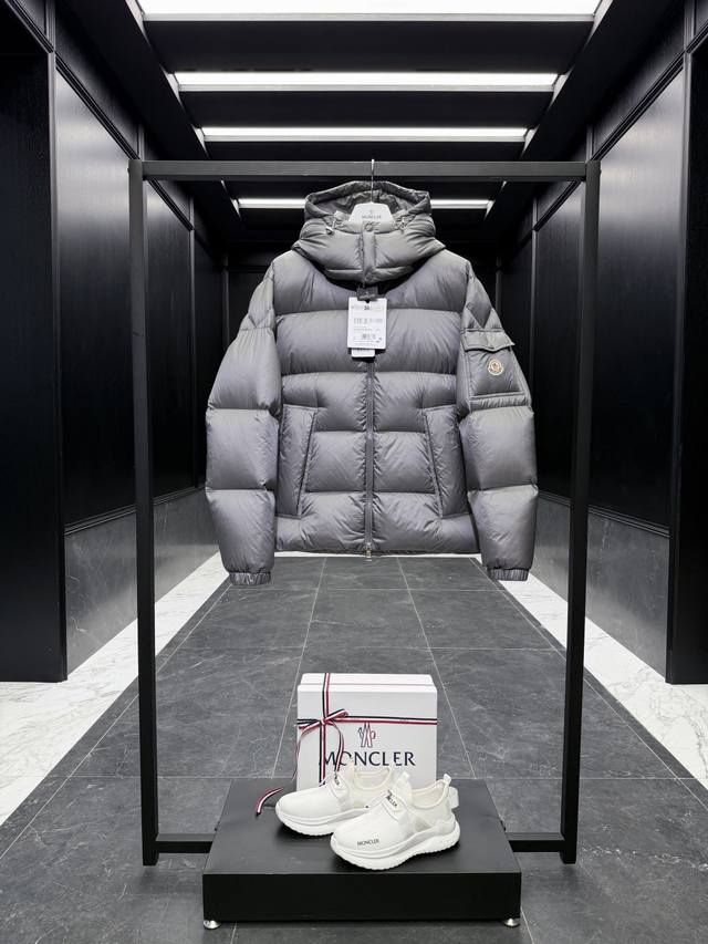 特级羽绒Moncler Couyere 连帽可脱卸.可变立领夹克 男士连帽短款羽绒夹克外套.原谅我晚来了许久.市面成品面料没有找到令我满意的.定制原厂替换面料耽