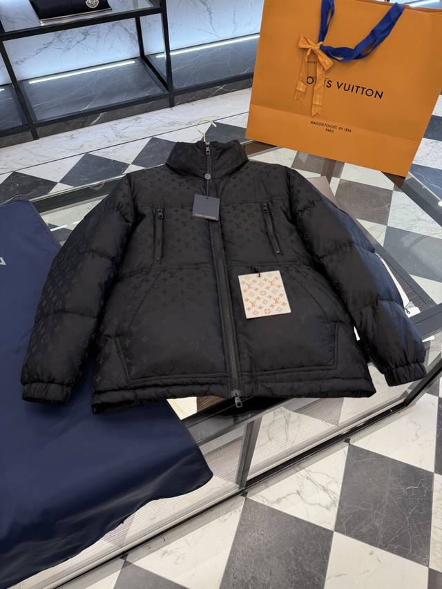 Louis Vuitton Lv经典科技尼龙面料Monogram满印提花立领羽绒外套.更多细节实拍.