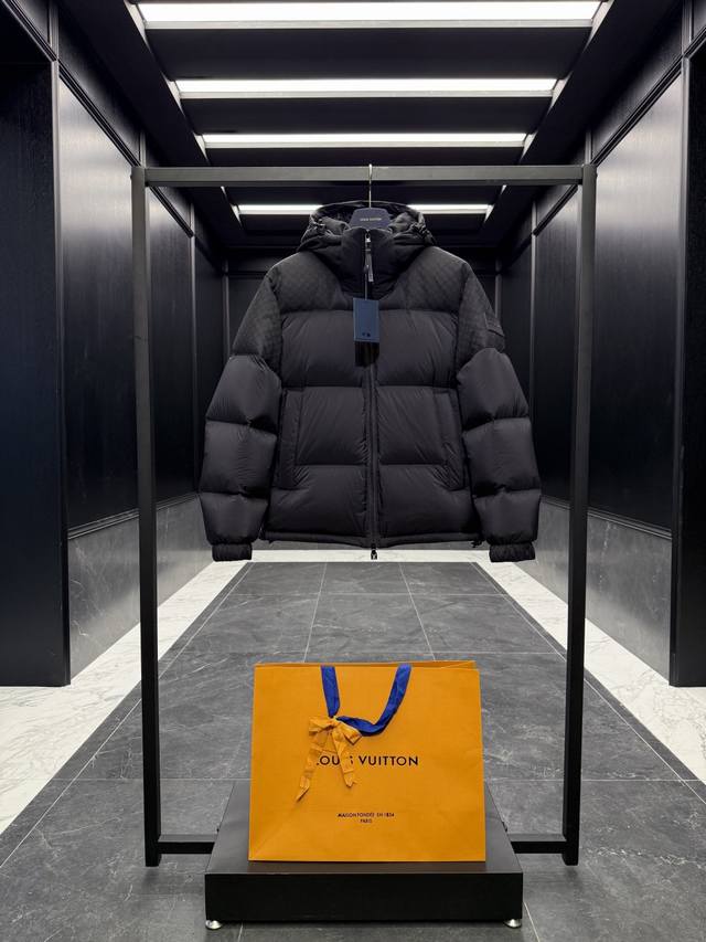 特级羽绒Louis Vuitton Lv 141拼接Monogram全新立体提花连帽羽绒外套 连帽可脱卸 可变立领夹克 .鹅绒填充.饱满程度自己行感受.超级超级
