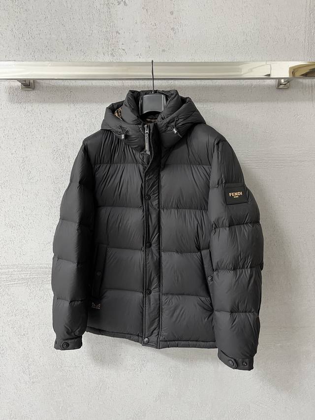 95绒 Fd 羽绒服2025最新款时尚设计师款羽绒外套.处处细节显工艺足够的高级 结构性剪裁的设计改变来展现男士多样的形象变化，修身利落、剪裁合体，满足时下正流