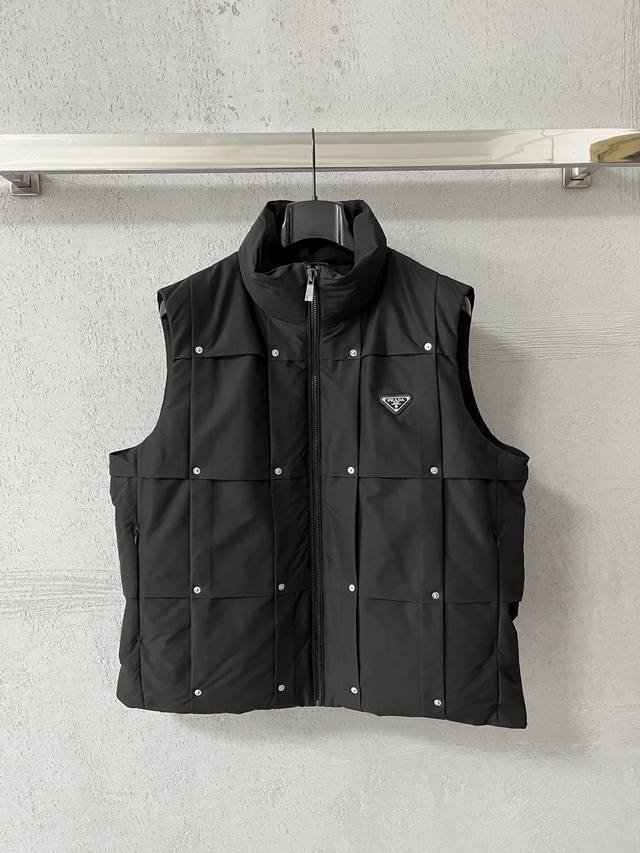 95绒 普拉达马甲 羽绒服2025最新款时尚设计师款羽绒外套.处处细节显工艺足够的高级 结构性剪裁的设计改变来展现男士多样的形象变化，修身利落、剪裁合体，满足时