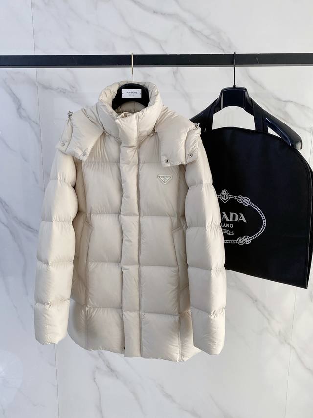 特级羽绒prada 3333中长款立体裁剪科技轻质抗撕裂面料连帽羽绒外套.连帽可脱卸.可变立领夹克.采用鹅绒填充原厂配套五金. 发货全套挂装到家.配有西装收纳袋