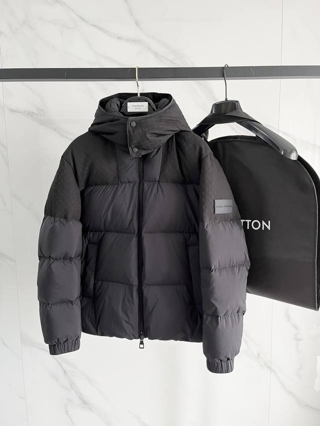 Lv 2025秋冬新款原版1:1订制五金配件全进口原版定制 欢迎专柜对比 绝对的高品质 采用顶级95白鸭绒 超柔软 充羽量蓬松饱满 超级重工 面料做工杠杠的版型