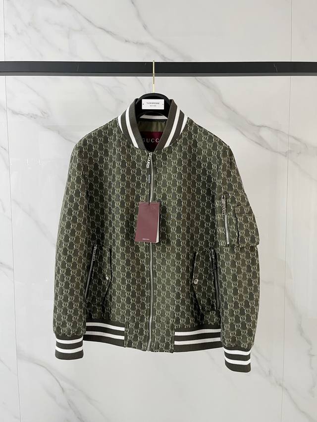 上新 。G家 官网同款，三标齐全！2025春夏新款男士夹克外套，时尚休闲高端版本！专柜定制面料 透气舒适度高，细节无可挑剔，品牌元素设计理念，体现高品质。手感细