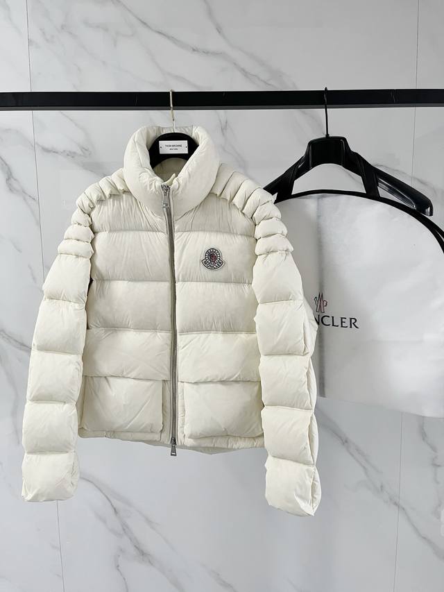 顶级版本 限量款Mo 最新爆款立领大标羽绒服浮雕填充工艺 95白鹅绒 充绒量超级饱满 对版五金 细节无敌 现货 码数：米色.黑色0-4。 彩色码数0-3