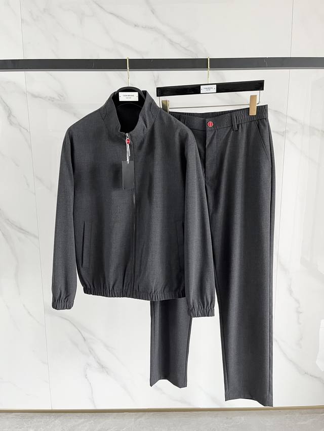 Kiton 2025秋冬新款套装 走秀款 定制原版面料 搭配夹克版型设计 非常洋气 版型超好不易褶皱 不起球 细节走线完美无瑕疵 上身效果棒棒哒 百搭又不失时尚