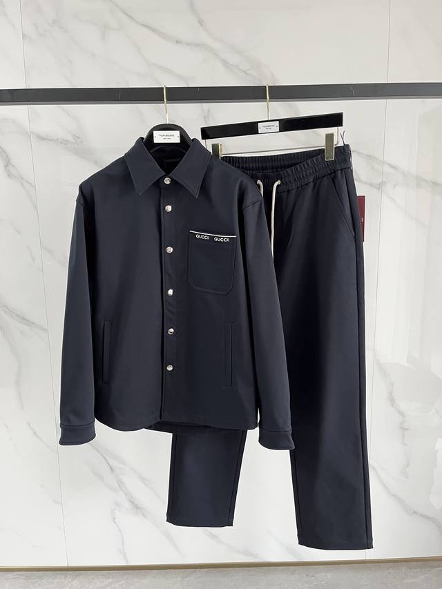 一套 不拆 古驰精品套装 2025秋冬新款套装 走秀款 定制原版牛仔面料 搭配夹克版型设计 非常洋气 版型超好不易褶皱 不起球 细节走线完美无瑕疵 上身效果棒棒