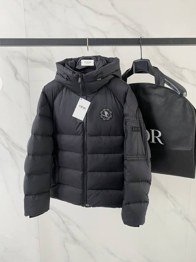 迪奥联盟迪桑特 2025秋冬新款原版1:1订制五金配件全进口原版定制 欢迎专柜对比 绝对的高品质 采用顶级95白鸭绒 超柔软 充羽量蓬松饱满 超级重工 面料做工