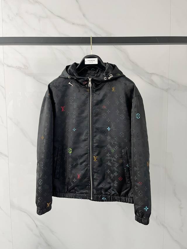 薄棉 Lv 官网同款，三标齐全！2025秋冬新款男士夹克外套，时尚休闲高端版本！专柜定制面料 透气舒适度高，细节无可挑剔，品牌元素设计理念，体现高品质。手感细腻