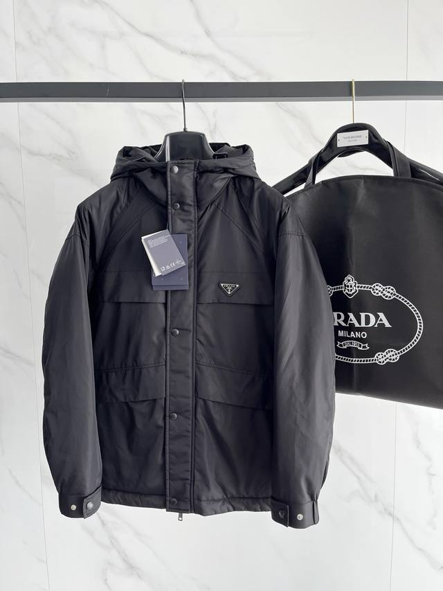 普拉达2025秋冬新款原版1:1订制五金配件全进口原版定制 欢迎专柜对比 绝对的高品质 采用顶级95白鸭绒 超柔软 充羽量蓬松饱满 超级重工 面料做工杠杠的版型