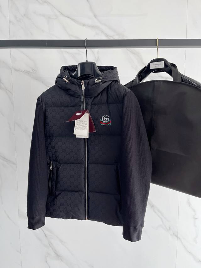 G家 2025秋冬新款原版1:1订制五金配件全进口原版定制 欢迎专柜对比 绝对的高品质 采用顶级95白鸭绒 超柔软 充羽量蓬松饱满 超级重工 面料做工杠杠的版型