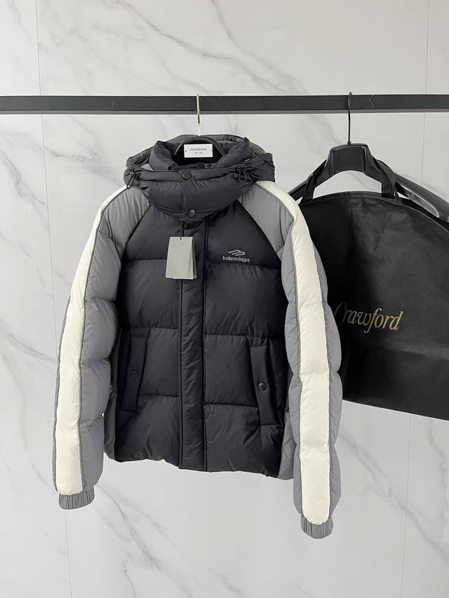 巴黎世家 2025秋冬新款原版1:1订制五金配件全进口原版定制 欢迎专柜对比 绝对的高品质 采用顶级95白鸭绒 超柔软 充羽量蓬松饱满 超级重工 面料做工杠杠的