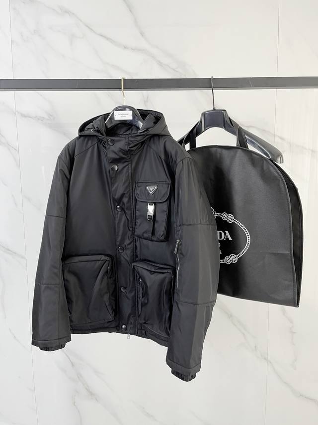 prad*A普*达2025秋冬休闲夹克加棉外套，最新时尚休闲拉链夹克，时尚夹克外套此款夹克外套选用了p家专业定制的轻薄科技面料制成，表面整洁光滑且富有光泽，质感
