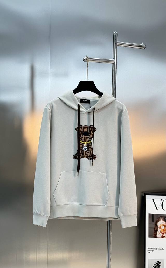 Fendi芬迪25S新款小狗提花连帽卫衣，灵感来自创意总监Silvia Venturini Fendi的爱犬Ito。高品质棉料，柔软舒适，秋冬穿超暖。正面Ff