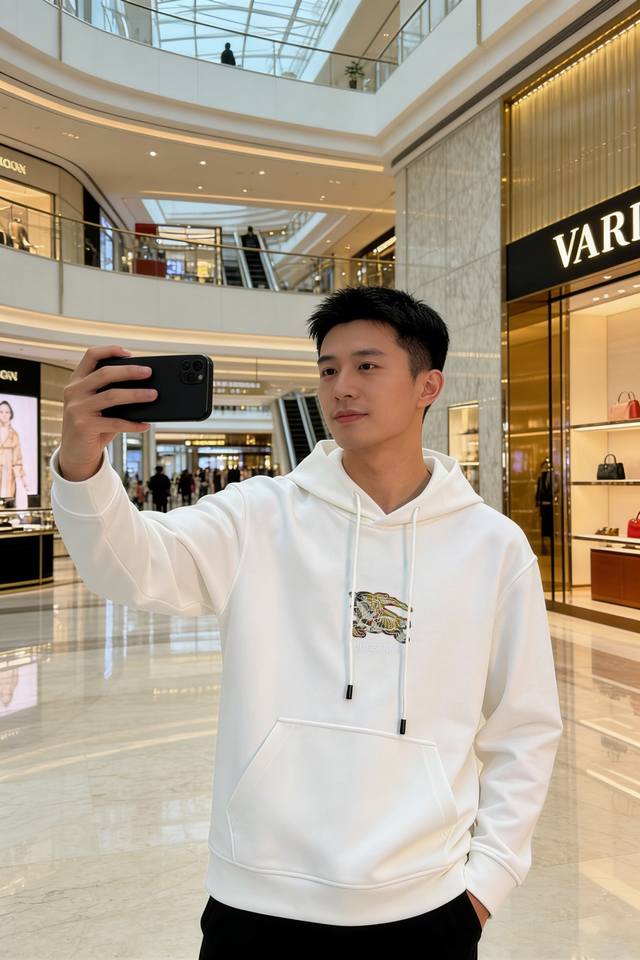 Bbr*巴宝-莉2025S新品连帽卫衣.男女同款！胸前精选B家格子战马烫画采用立体双层工艺.帅气时尚，简约百搭！采用高端天丝面料.柔软舒适.不仅挺括，保持潮流的