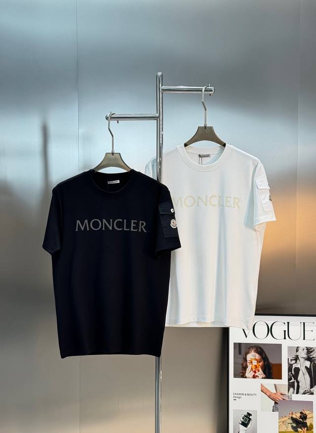 Moncler蒙口25S新款莫代尔T恤.代工出品！！此款打底衫以基础的版型为框架.胸口采用发泡立体烫画工艺，袖口口袋设计镶嵌经典小帽子.原版五金纽扣.细节为整体