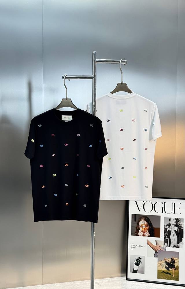 Gucci古奇25S新款莫代尔短袖T恤.满身重工3D字母绣花.糖果色彩绣花突出品牌字母设计.高克重300G莫代尔棉.经典Gg图形高级时尚.辨识度更是十分之高.三