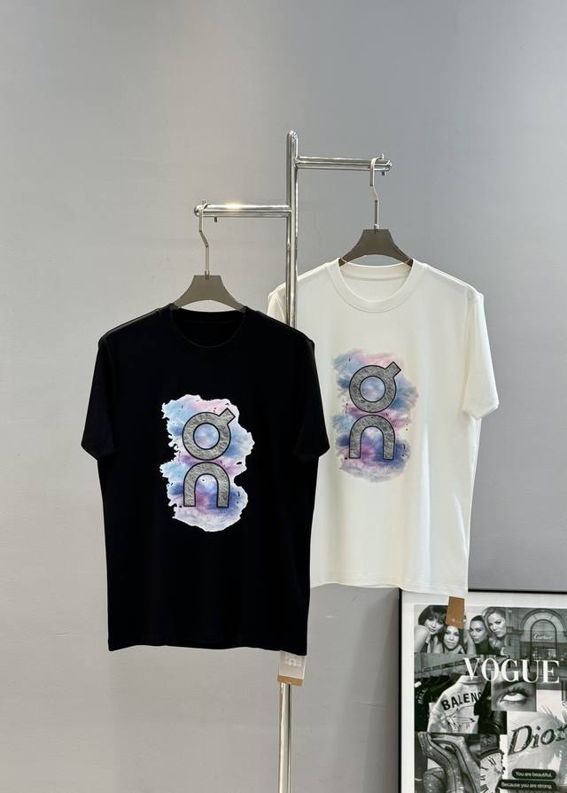 On昂跑25S新款莫代尔T恤.品牌字母Logo印花设计.涂鸦造型.呈现特别之处.干净清爽简单大方.不限年龄的单品推荐 常规版型！定制客供 克莫代尔梳面料，表面亲