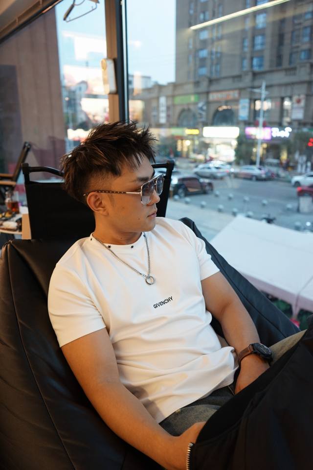 Givench*Y 纪梵希2025S限定款.莫代尔新款百搭单品。以其简约而精致的设计，再次向时尚界展示了这个经典品牌的魅力。黑白色调的运用，犹如一抹亮色，领口五