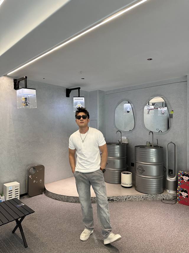 驴牌*25S新款莫代尔短袖T恤.满身重工3D字母绣花.本色绣花简单高级！高克重300G莫代尔棉.胸口老花图形搭配字母高级时尚.白色蓝底相间.辨识度更是十分之高.