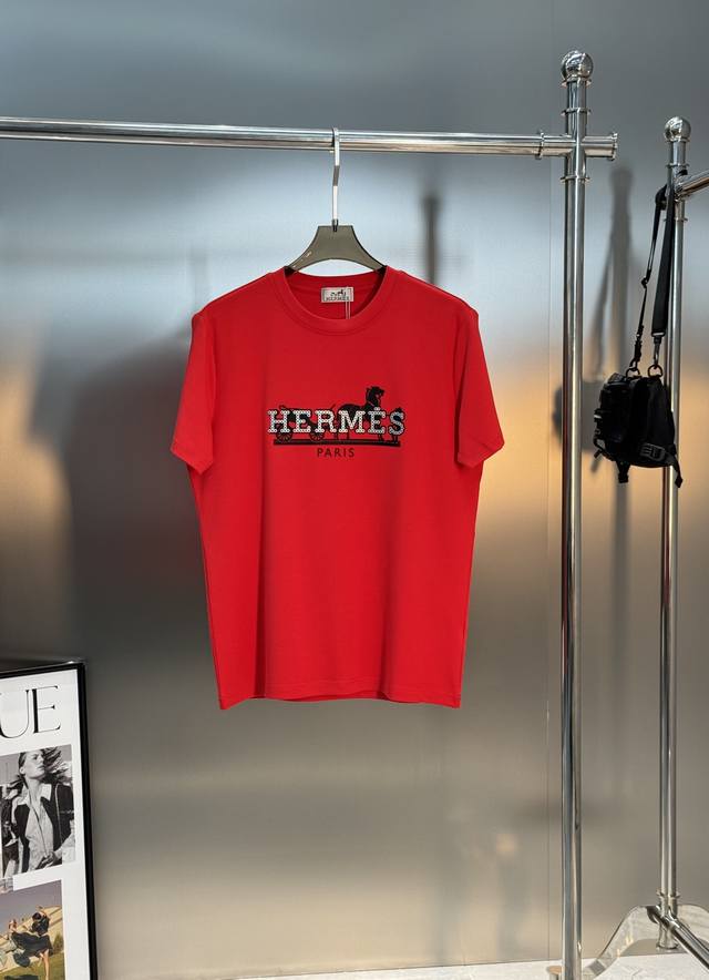 Herme*爱马*25S新款莫代尔T恤.经典品牌字母搭配战马搭配呈现品牌魅力.适合时尚街头潮流搭配!不限年龄的单品推荐 双层叠加烫画色彩工艺.品牌字母图形设计. Herme*爱马*25S新款莫代尔T恤.经典品牌字母搭配战马搭配呈现品牌魅力.适合时尚街头潮流搭配!不限年龄的单品推荐 双层叠加烫画色彩工艺.品牌字母图形设计.
