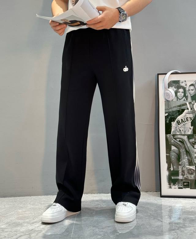 Alo潮牌新款三叶草拼接织带休闲裤，经典三条杠，运动感满满！甄选铜氨丝空气层混纺棉质面料柔软舒适，直筒宽松版型，显瘦又百搭，适合各种体型穿着。裤腿织带拼接细节超