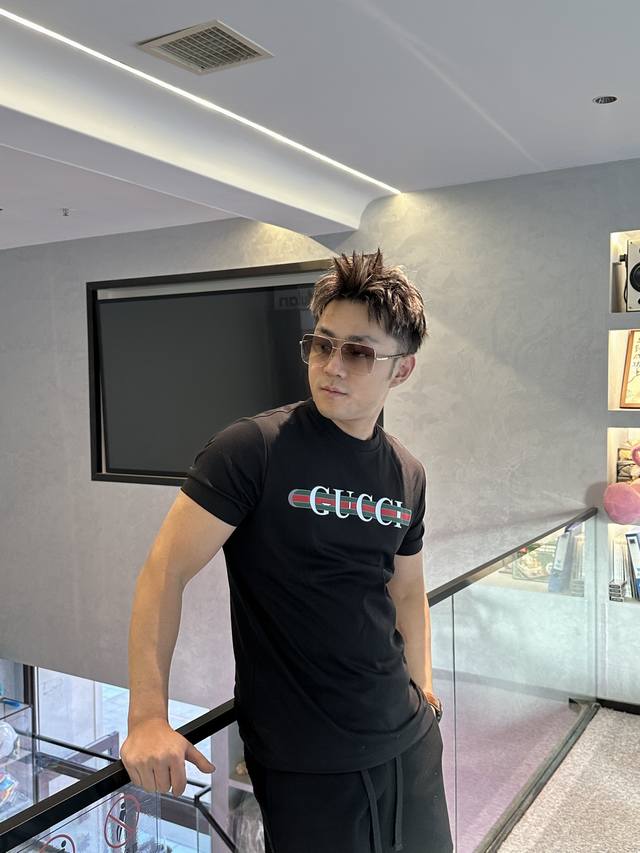 Gucc*古-齐25S新品莫代尔T恤.经典款式推荐.胸前经典多彩徽标费时费工，撞色烫画工艺.每一件都是难得的高品。优选 G莫代尔面料.舒适柔软.有着极致亲肤的穿