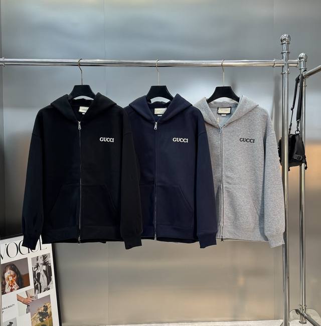 Gucci古奇25S新款拉链连帽卫衣，男女同款！420G纯棉面料.穿着舒适又保暖。胸口有白色“Gucci”标识.简约高级.品牌辨识度超高计。拉链开衫设计，穿脱方