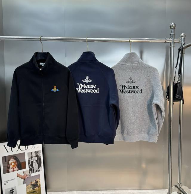 Vivienne Westwood25S新款西太后立领刺绣款拉链卫衣男女同款！采用450G高品质棉料，柔软舒适，日常穿着超赞胸前Logo和土星图案刺绣，辨识度满