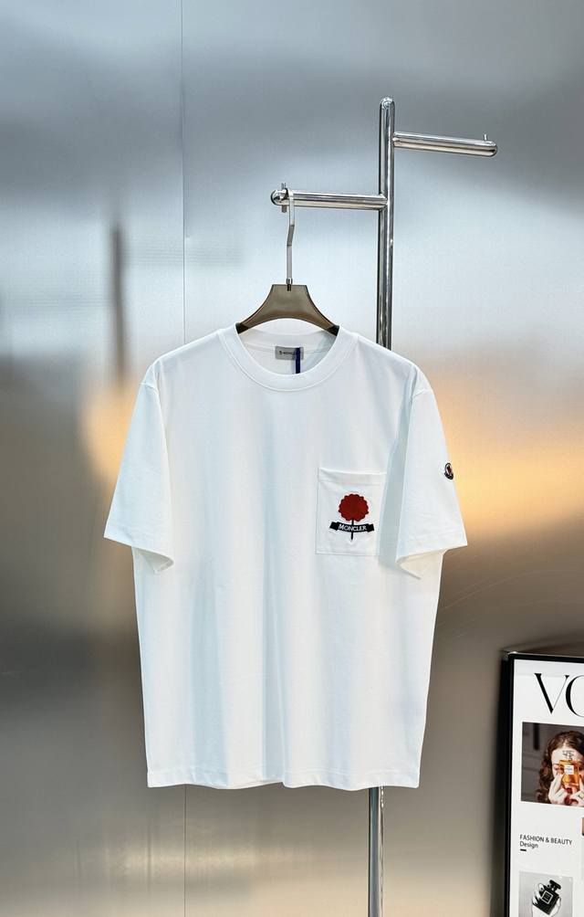 Moncler26S新品七夕限定刺绣短袖男女同款舒适纯棉材质，胸前口袋设计.红色花朵刺绣+铃铛标志，花茎绣有 Moncler 字母，3D立体绣花细节超精致。圆领