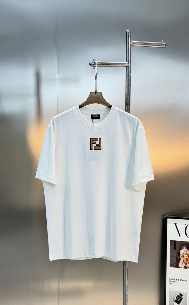 Fendi芬迪26Sff标志短袖T恤.男女同款胸前Ff标志超有辨识度，黄色刺绣细节超吸睛三标齐！颜色：黑色.白色.欧码：S-Xl 175 145斤建议M