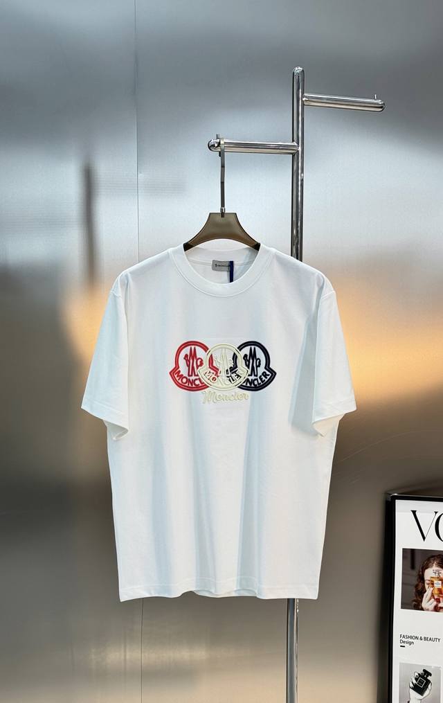 Moncler26S新款刺绣徽章T恤.男女同款Moncler刺绣徽章，经典Logo设计，红黑白三色可选，小帽子造型盾牌造型超有辨识度红蓝造型数码喷绘工艺.中间小