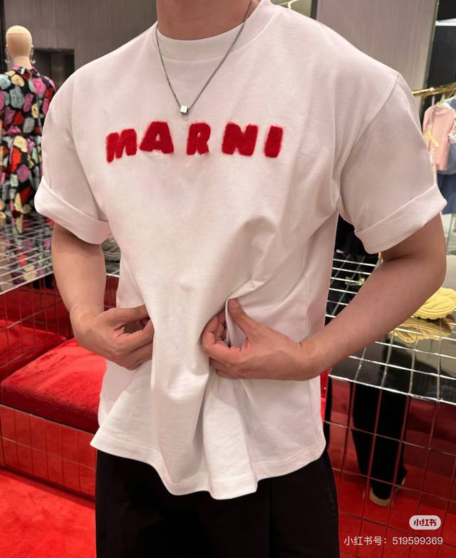 Marni26S原单短袖T恤.男女同款经典品牌字母Marni.胸前红色植绒Logo超有辨识度，立体感满满，触感柔软。纯棉材质，穿着舒适透气，夏天必备宽松版型，包