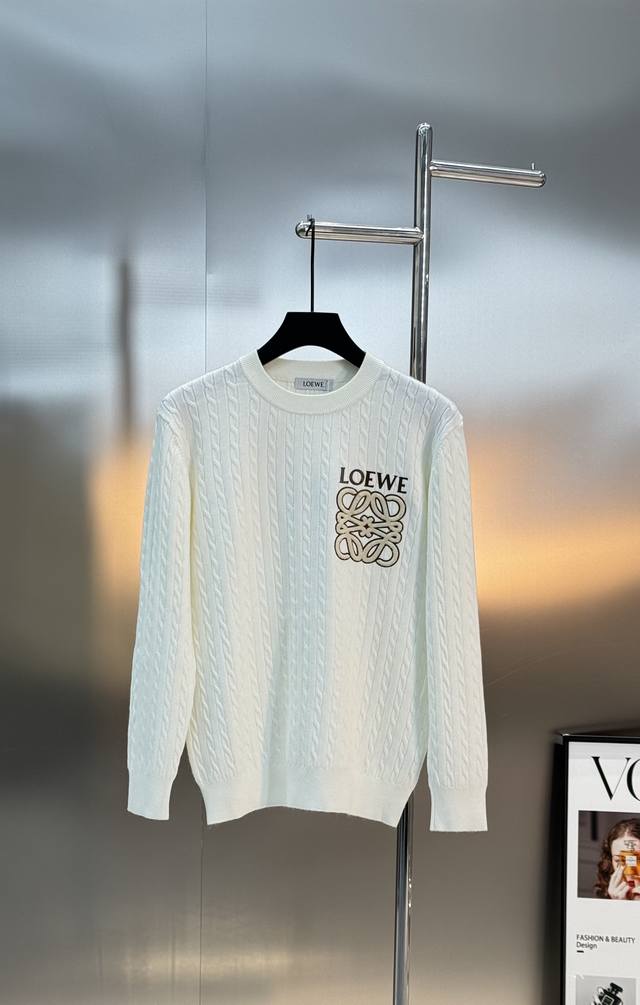 Loewe*罗意威25S新款圆领套头羊毛衫.采用柔软羊毛混纺，白色主调配黑色Anagram图案，简约又有辨识度计。经典麻花纹理，秋冬穿超保暖又时髦宽松版型，舒适