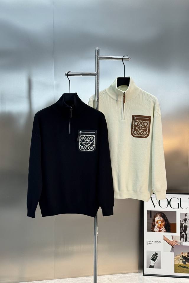 Loewe罗意威25S新品半拉链毛衣套头衫. 素版主色调 羊毛混纺面料柔软舒适.竖条纹肌理面料超有质感，领口一体式设计很特别。左胸Anagram皮牌口袋+同色系